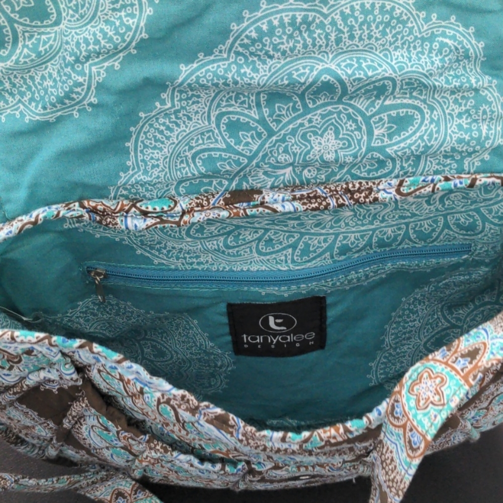 NWOT. Larger Quilted Shoulder Handbag - Picture 4 of 8